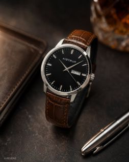 Sofisticated herenhorloge met zwarte wijzerplaat, dag- en datumweergave en bruine leren band in elegante krokodillentextuur | AIW7803