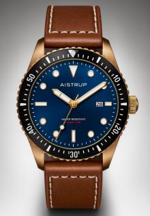 Maritiem-geïnspireerd herenhorloge in messing met blauwe wijzerplaat, zwarte bezel en handgemaakte bruine leren band in vintage design | AIW8502