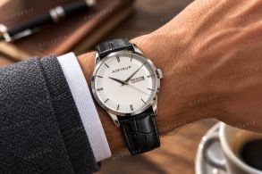 Elegant herenhorloge met witte wijzerplaat, dag- en datumaanduiding en zwarte leren band met krokodillenstructuur | AIW7802