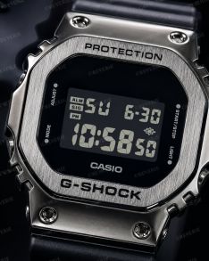Metalen bezel G-SHOCK digitale horloge met omgekeerd display | GM-5600U-1ER