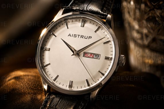 Elegant herenhorloge met witte wijzerplaat, dag- en datumaanduiding en zwarte leren band met krokodillenstructuur | AIW7802