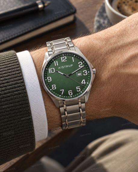Titanium herenhorloge met blauwe wijzerplaat, grote duidelijke cijfers en datumaanduiding op titanium band uit de Aistrup Titanium Sapphire collectie | AIW7903