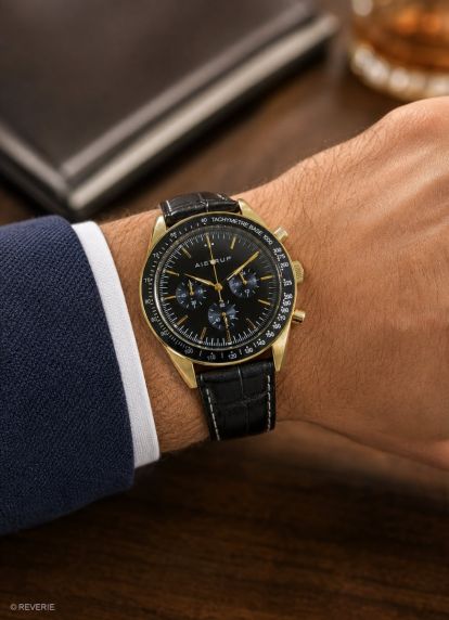 Aistrup AIW8701 Classic Sapphire Chronograph herenhorloge met zwarte wijzerplaat en goudkleurige details | AIW8701
