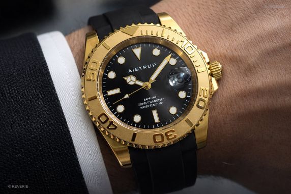 Aistrup sportief herenhorloge met zwarte wijzerplaat, goudkleurige draaibare lunette en zwarte rubberen band | AIW8804