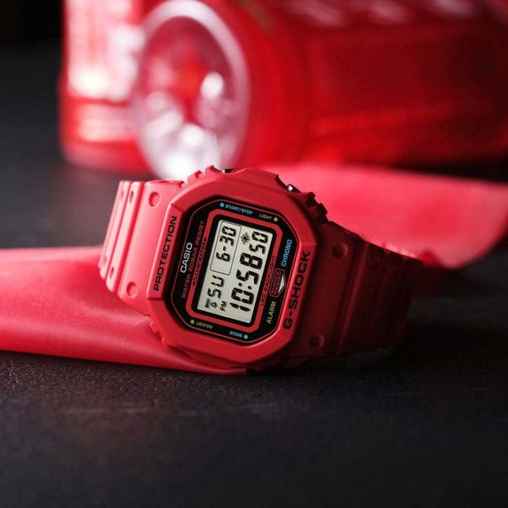 Rode G-SHOCK Energy Pack digitale horloge met Lightning Display | DW-5600EP-4ER