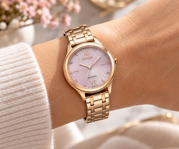 Citizen Eco-drive dameshorloge met parelmoer wijzerplaat | Roségoud vergulde elegantie met kristallen uurmarkeringen en 180 dagen gangreserve | EM0503-75X